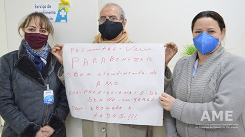Paciente de Palmital homenageia equipe do AME Assis com cartaz