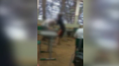Mãe se revolta com briga de alunos dentro da sala de aula na escola Clybas em Assis