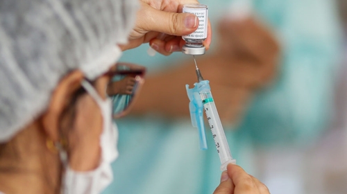 Drive Thru para a 2ª dose de pessoas de 45 anos ou mais que tomaram Pfizer ou AstraZeneca é realizado na FICAR