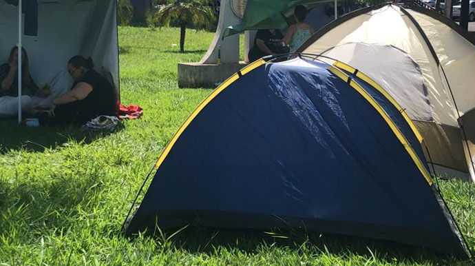 Professores acampam em frente à Prefeitura de Assis durante greve