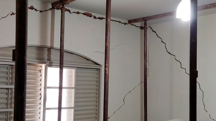 Moradores processam Sabesp por rachaduras em paredes devido a vazamento na rua