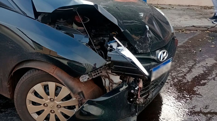 Veículo avança sinal de “Pare” e causa acidente em cruzamento da rua Dr. Chicão Teixeira