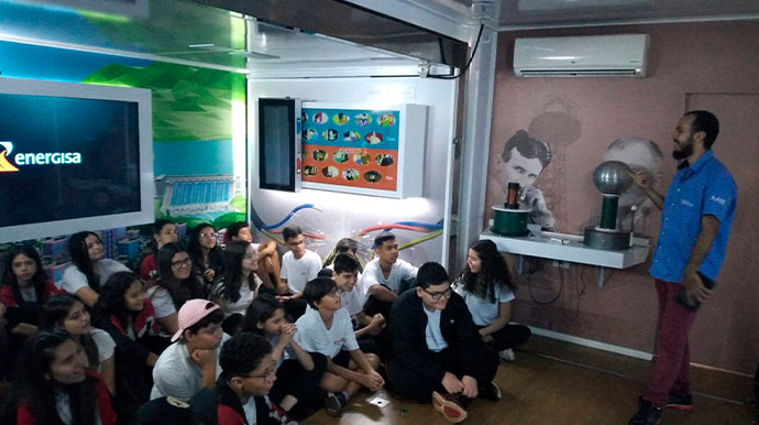 Energisa aborda riscos de acidentes elétricos e uso consciente da energia com alunos do SESI de Assis