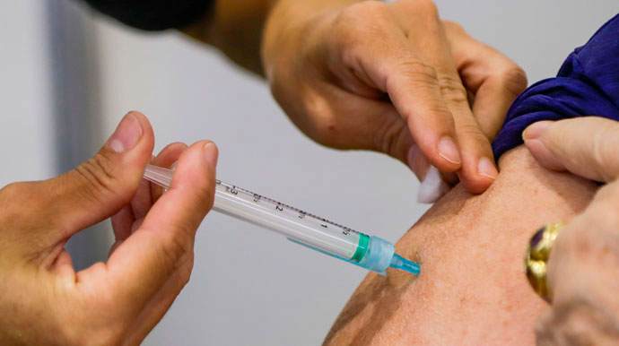 Saúde de Assis alerta para vacinação contra COVID-19, após aumento de casos em SP
