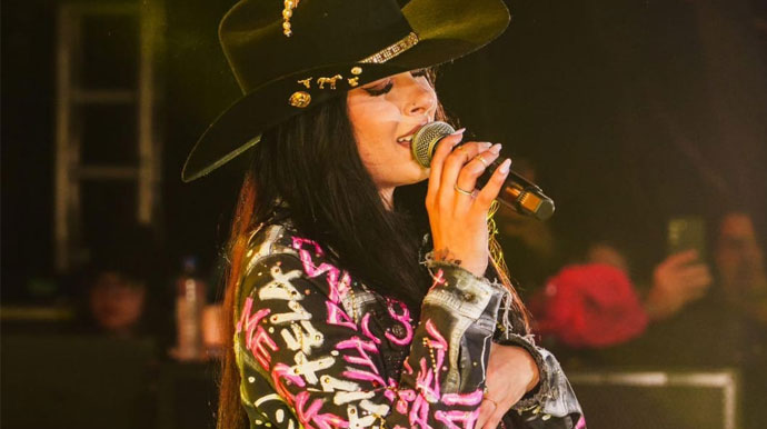 Artista Assisense cria jaqueta exclusiva para cantora Ana Castela, conquistando reconhecimento