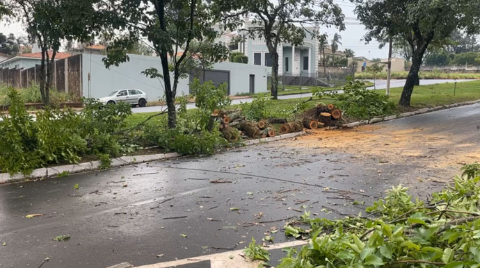 Chuva causa estragos na cidade de Assis