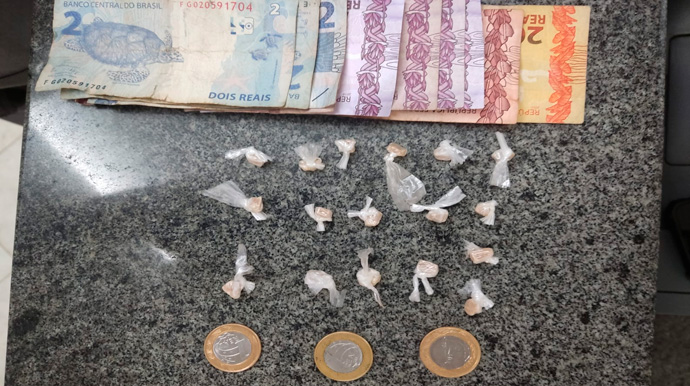Homem de 43 anos é preso com 17 pedras de crack em Cândido Mota