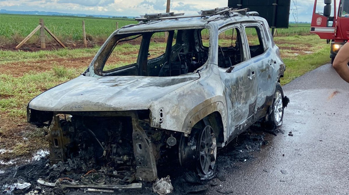 Pane elétrica provoca incêndio em carro na Rodovia Raposo Tavares