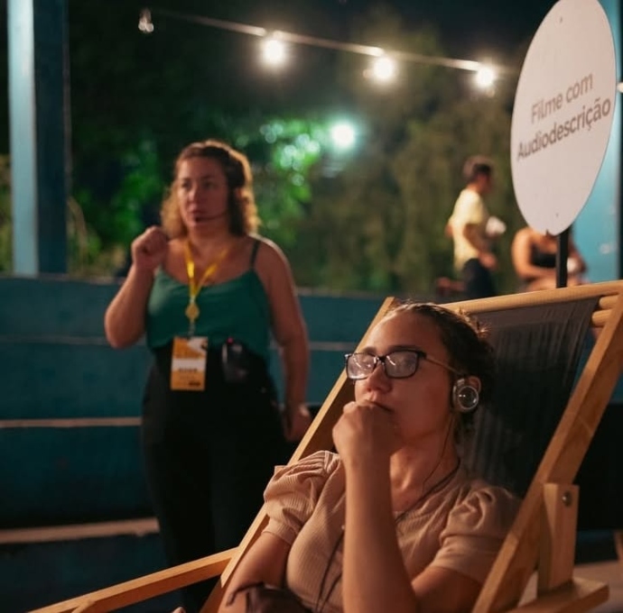 Viviane Coutinho leva audiodescrição a espetáculo em Assis