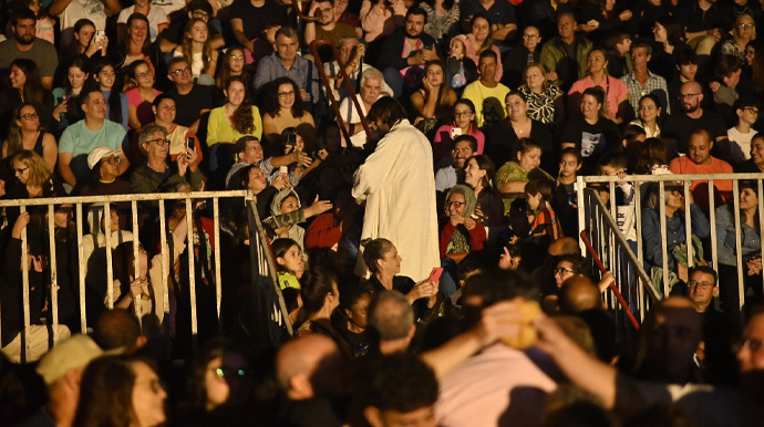 Encenação da Paixão de Cristo reúne mais de 3 mil pessoas na Vila Adileta, em Assis