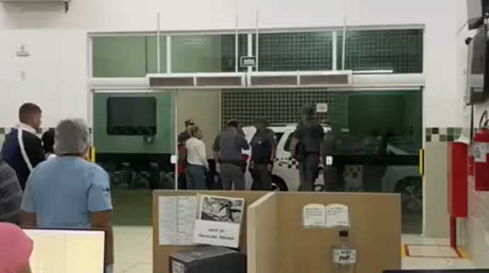 Entenda as implicações legais que agravam os crimes cometidos contra funcionários públicos no exercício da função Paciente foi detido após depredar sala da UPA e agredir enfermeira em Assis - FOTO: Redes Sociais