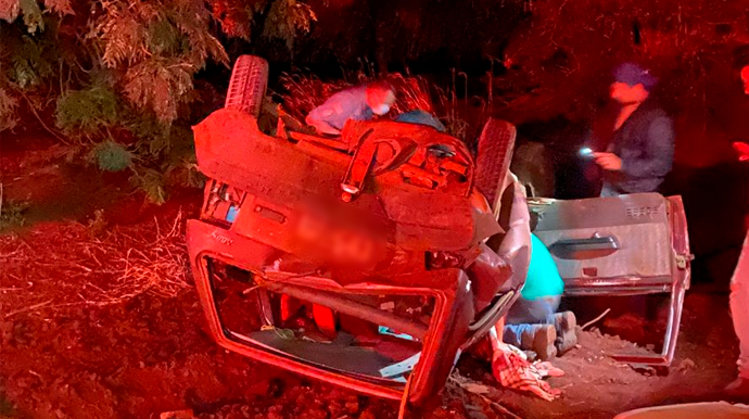 Carro para na pista e é atingido na traseira por outro veículo na Rodovia Nelson Leopoldino, em Palmital Apesar da colisão, vítimas tiveram apenas ferimentos lever - FOTO: Enviada ao Portal AssisCity