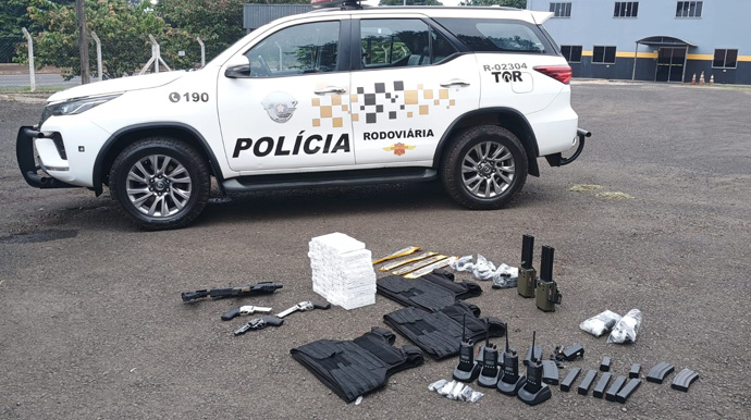 Homem é preso por tráfico de armas na Raposo Tavares em Palmital Homem foi preso com armamentos e equipamentos de uso restrito - FOTO: Polícia Militar Rodoviária