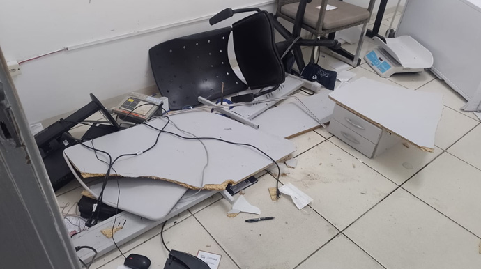 Após repercussão do caso de violência contra uma enfermeira na UPA de Assis, Coren-SP emite nota de repúdio Sala de triagem da UPA ficou toda destruída - FOTO: Enviada ao Portal AssisCity