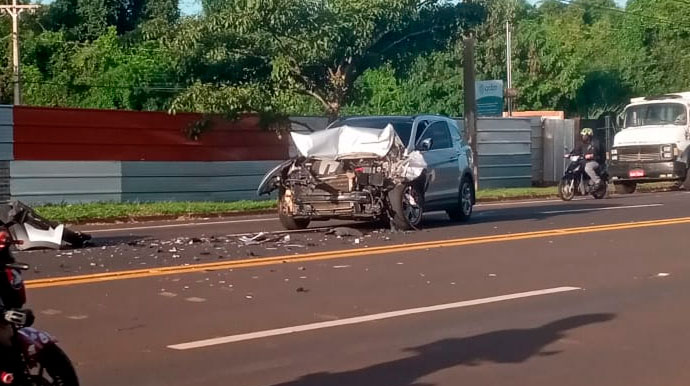 Batida traseira entre dois veículos deixa motorista ferido na Avenida Rui Barbosa