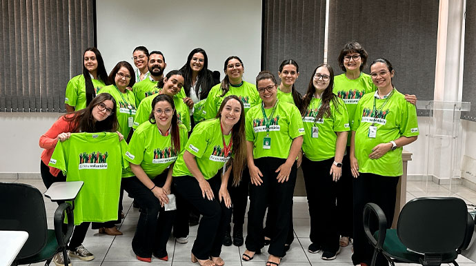 Unimed Assis promove treinamento para voluntários e entrega camisetas personalizadas