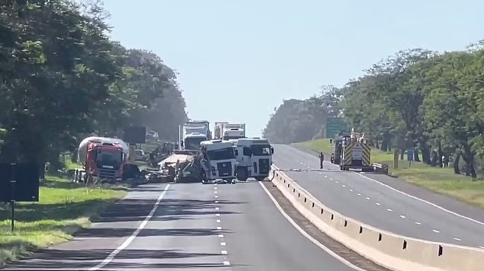 Acidente envolvendo três caminhões, carro e moto deixa um morto em Ourinhos (SP) — Foto: Filipe Zampoli/TV TEM