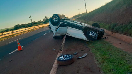 De acordo com as informações, motorista do carro perdeu o controle da direção e capotou; três pessoas ficaram feridas - FOTO: Artesp/Divulgação