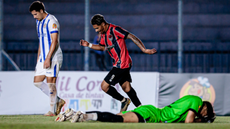 Falcão do Vale tomou 3 gols, chegou a marcar 2, mas não foi o suficiente - FOTO: Paulo H Dias