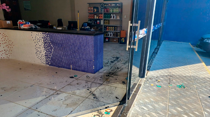 De acordo com testemunhas, chamas tiveram início no setor de peças da empresa - FOTO: Portal AssisCity