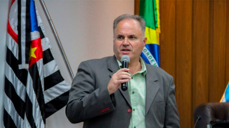 Paulinho Matioli durante seu discurso na tribuna - FOTO: Matheus Dorácio/Câmara de Assis