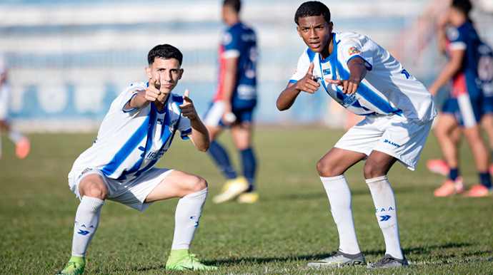 Com dois gols de falta, o meia Zanetti (à esquerda) evitou a derrota do Falcão na estreia - FOTO: Paulo H Dias