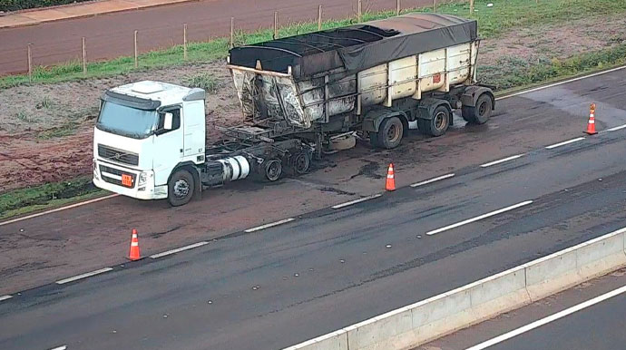 Semirreboque de carreta pega fogo na Rodovia Miguel Jubran em Tarumã