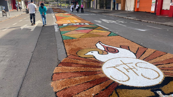 Com confecção de tapetes e procissão, fieis celebram o Dia de Corpus Christi nesta quinta-feira, em Assis