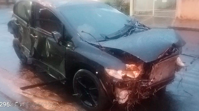 Veículo ficou completamente destruído com o impacto - FOTO: Artesp/Divulgação