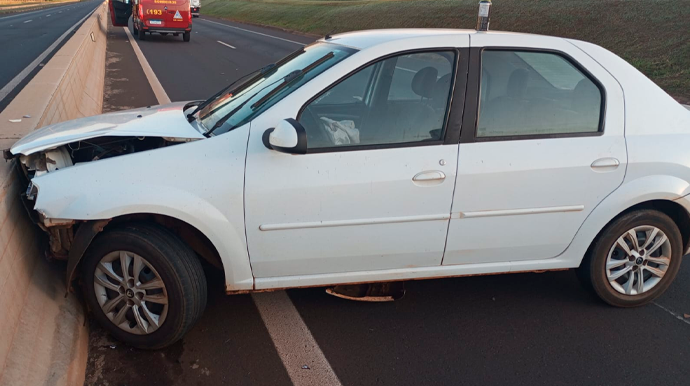 Carro perdeu o controle e bateu contra a barreira de concreto da pista - FOTO: Arquivo Pessoal