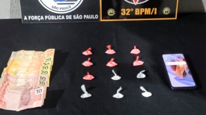 Drogas, dinheiro e um aparelho celular foram apreendidos junto com o homem - FOTO: Polícia Militar/Divulgação