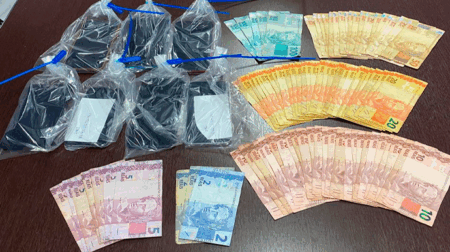 Dinheiro e objetos foram apreendidos durante a operação - FOTO: Polícia Civil/Divulgação