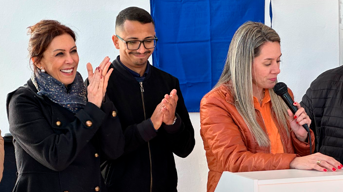 Telma Spera, ao lado do coordenador da unidade, Hugo de Souza, e a secretária municipal da saúde, Amanda Mailio - FOTO: Portal AssisCity