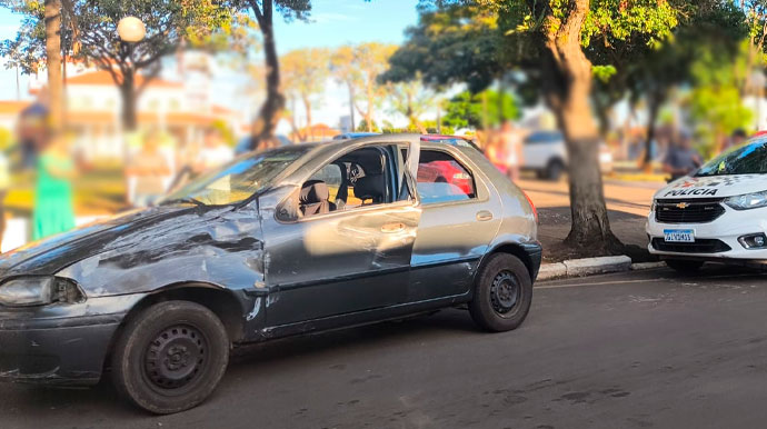 Caminhoneiro foge após bater em carro parado no semáforo e deixar passageira ferida em Assis