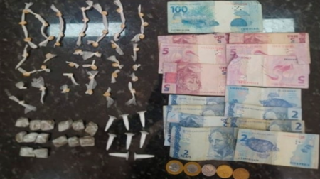 Drogas e dinheiro foram apreendidos pela polícia - FOTO: Polícia Militar/Divulgação
