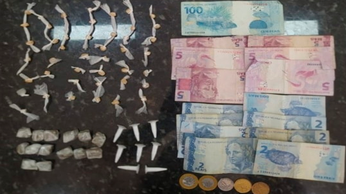 Drogas e dinheiro foram apreendidos pela polícia - FOTO: Polícia Militar/Divulgação