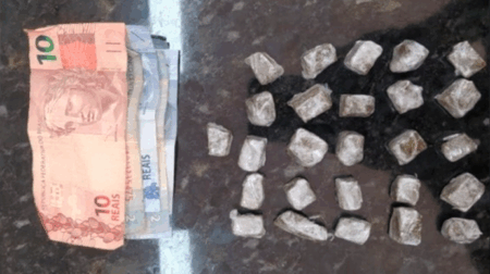 Dinheiro e porções de drogas foram apreendidos - FOTO: Polícia Militar