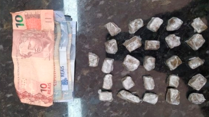 Dinheiro e porções de drogas foram apreendidos - FOTO: Polícia Militar