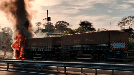 Incêndio ocorreu no início da manhã desta quinta-feira, dia 17 - FOTO: Polícia Militar Rodoviária
