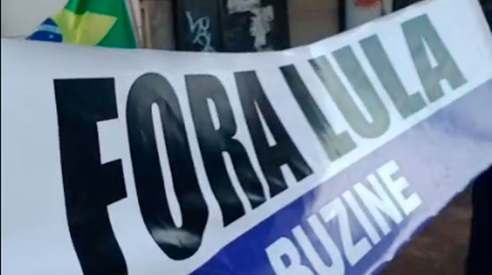 Ato “Assis na Rua pela Liberdade” reúne manifestantes de direita com faixas, cartazes e buzinaço