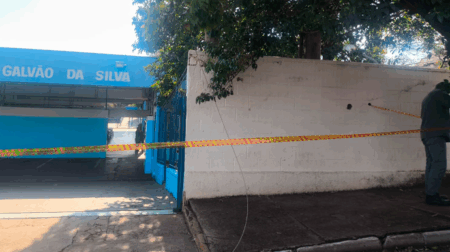 Fios foram danificados e causou falta de energia em algumas casas da região - FOTO: DMT/Divulgação