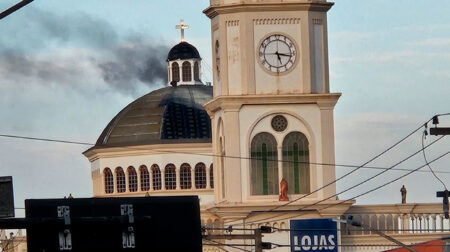 Fumaça saiu da cúpula da igreja - FOTO: Enviada ao Portal AssisCity