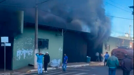 Densa fumaça preta pode ser vista de diversos pontos da cidade - FOTO: Enviada ao Portal AssisCity