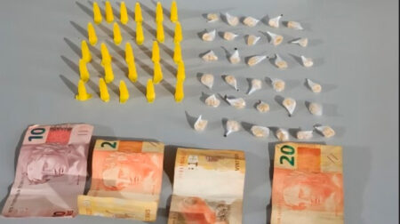 Drogas e dinheiro foram apreendidos - FOTO: Polícia Militar/Divulgação
