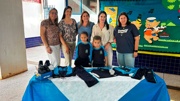 Prefeitura de Palmital entrega uniformes de inverno para quase 2 mil alunos da rede municipal