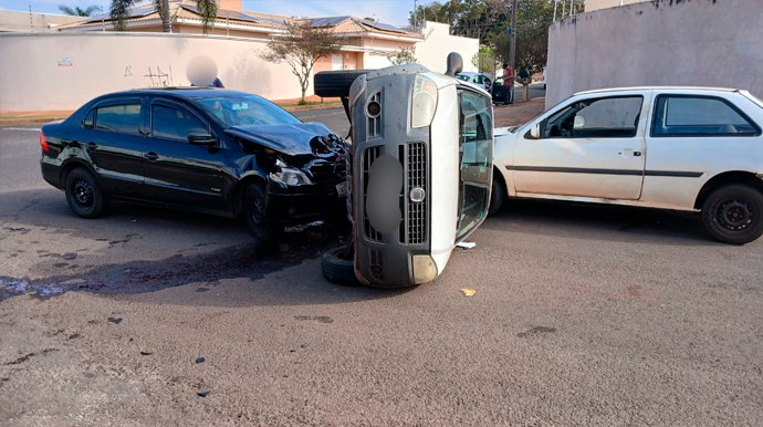 Voyage ignora sinal de pare e causa acidente envolvendo outros dois carros em Assis Acidente aconteceu por volta das 14h30 desta segunda-feira, dia 25 - FOTO: Portal AssisCity