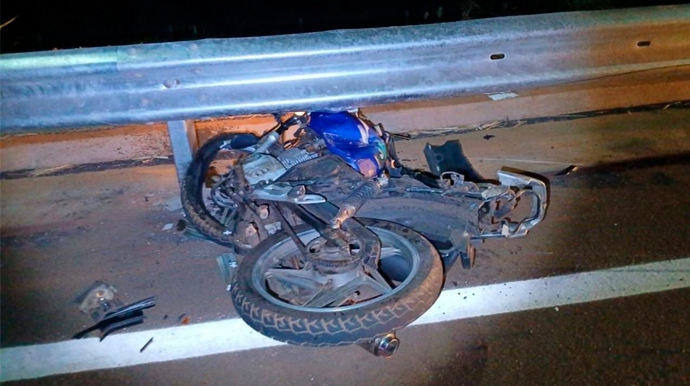 Vítimas estavam na moto quando foram atingidas pelo carro - FOTO: Artesp/Divulgação