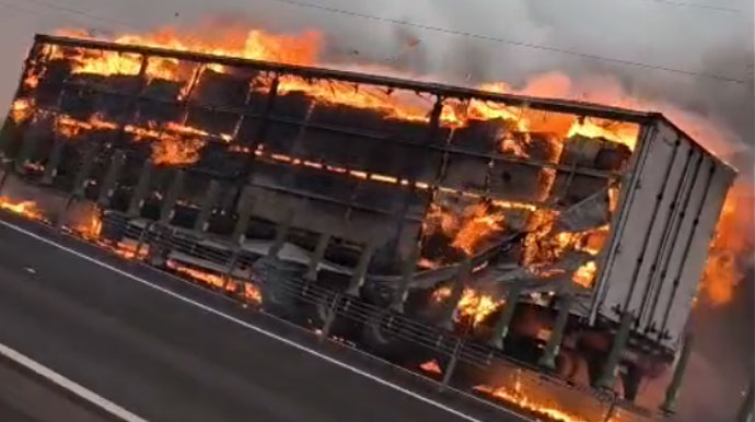 Caminhão foi completamente consumido pelas chamas - FOTO: Enviada ao Portal AssisCity