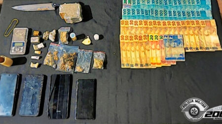 Drogas e dinheiro foram apreendidos - FOTO: Polícia Militar