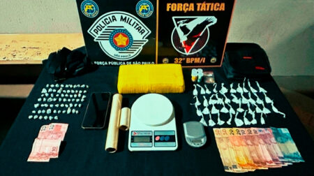 Drogas, equipamentos e dinheiro apreendidos pela polícia - FOTO: Polícia Militar